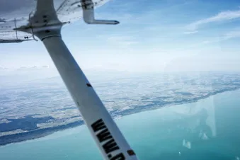 Le lac de Neuchâtel & le Creux du Van vus du ciel