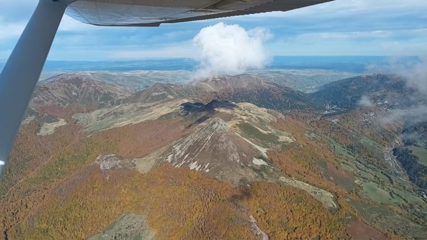 Les Merveilles des Montagnes d'Auvergne en un Vol