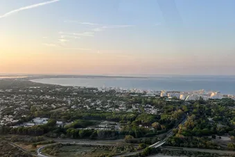 Découverte de la grade motte vue du ciel en hélicoptère