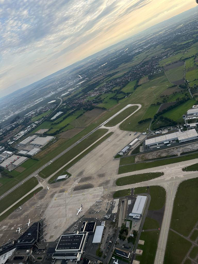 Flughafen Hannover mit Blick Richtung Stadt