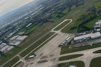Flughafen Hannover mit Blick Richtung Stadt