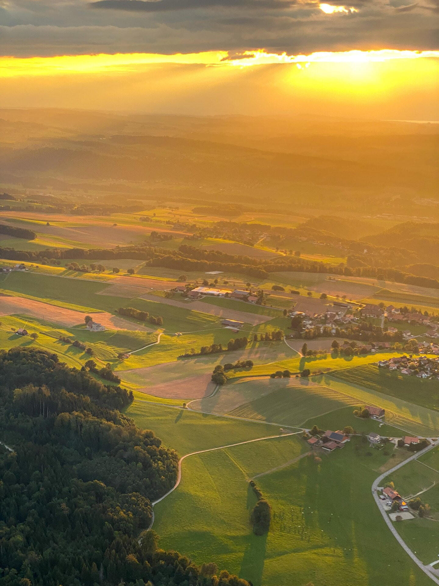 Le coucher de soleil vu du ciel, Préalpes et Plateau suisse