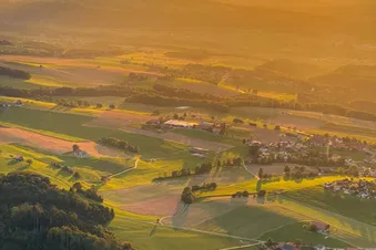 Le coucher de soleil vu du ciel, Préalpes et Plateau suisse