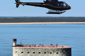Cap sur les îles et les forts en hélicoptère