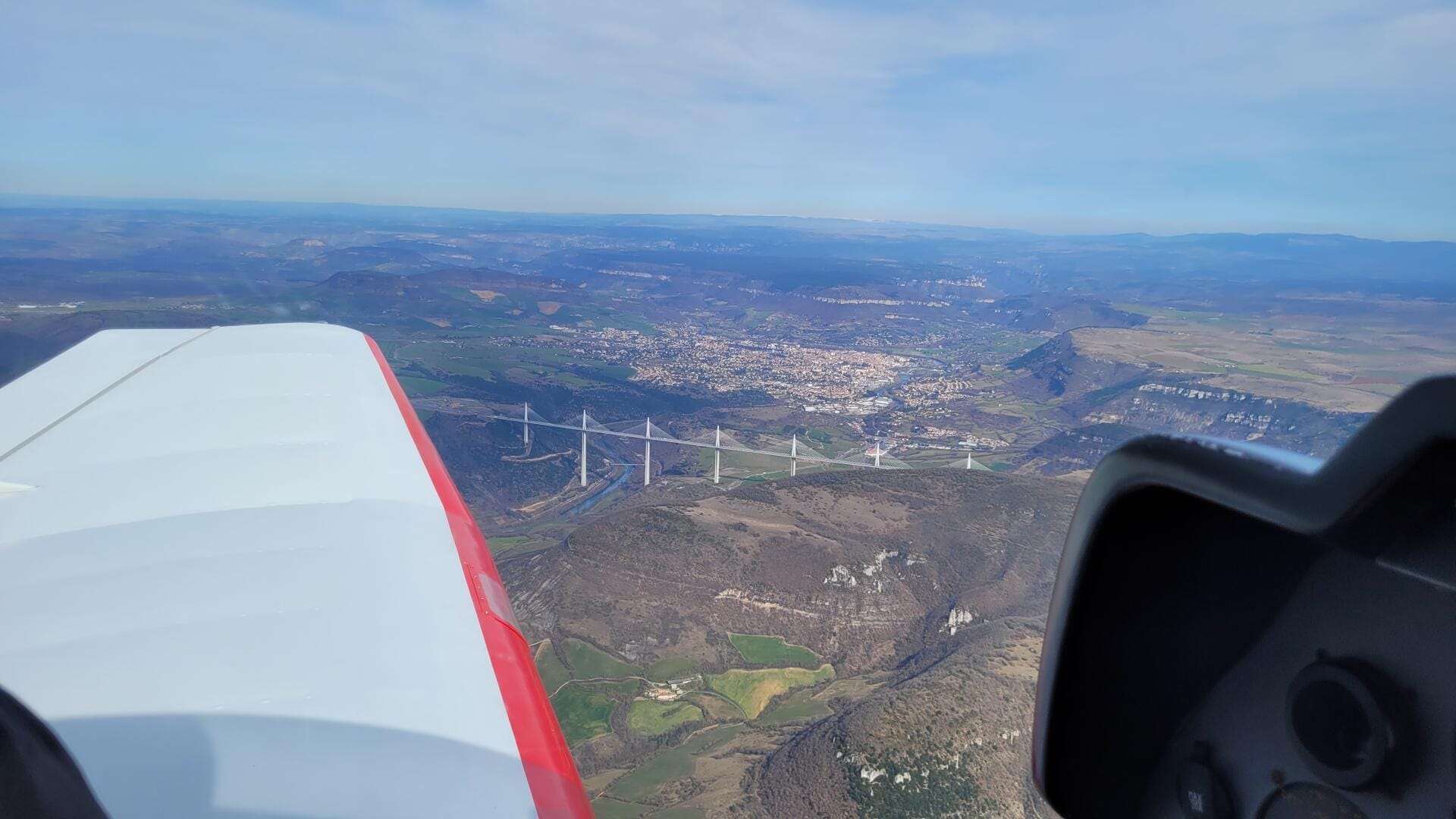 Vue sur le viaduc et sur la ville de Millau