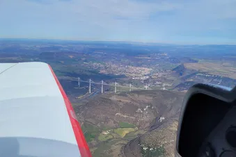 Vue sur le viaduc et sur la ville de Millau