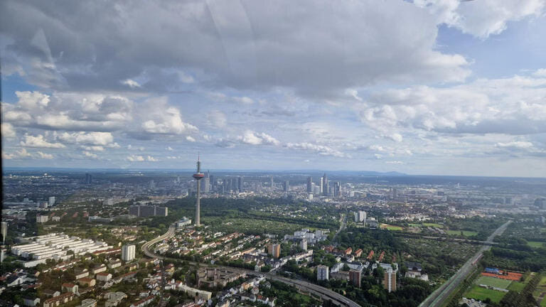 Rundflug über Frankfurt und Umgebung: Skyline, Main und Rheintal aus der Vogelperspektive
