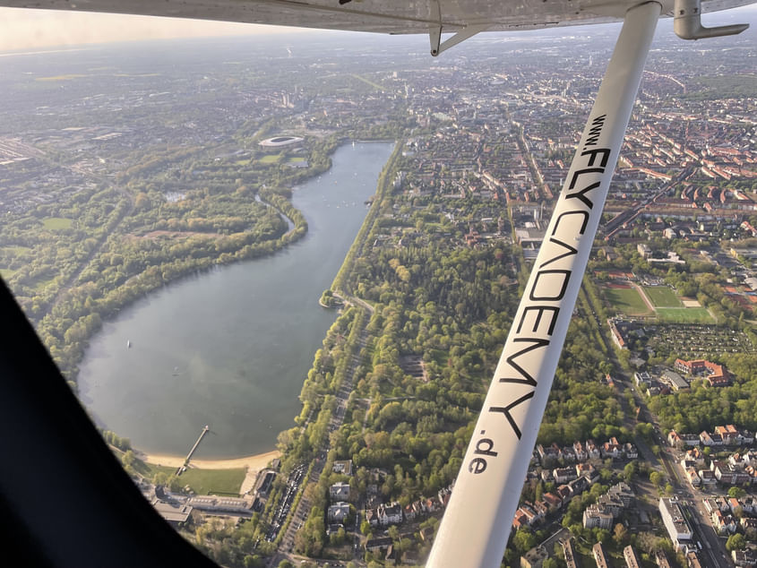Landung in Hannover mit Follow-Me-Car!
