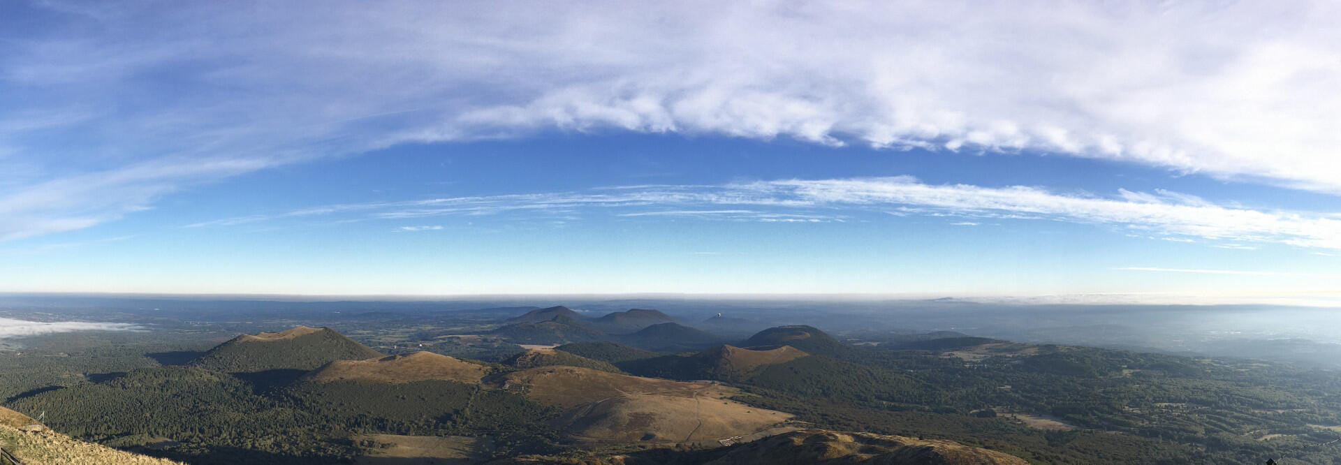 Vue aérienne des volcans d’Auvergne