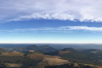 Vue aérienne des volcans d’Auvergne
