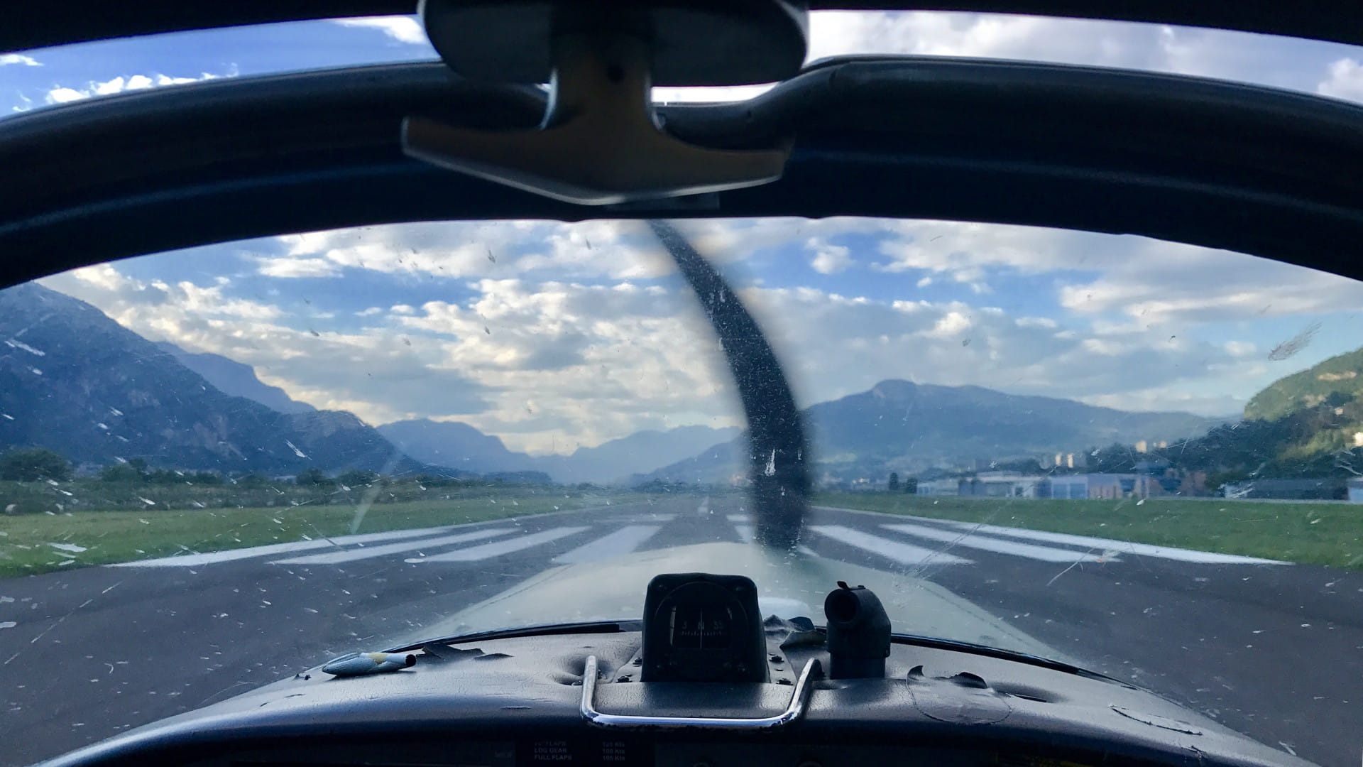 Eine Pizza in Trento* ex. Airforce Marchetti F260 (James Bond Marchetti)