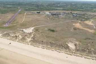L'aérodrome et la plage à proximité
