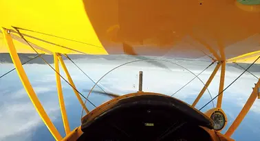 Voltige / acrobatie cheveux au vent sur le lac de la Gruyère