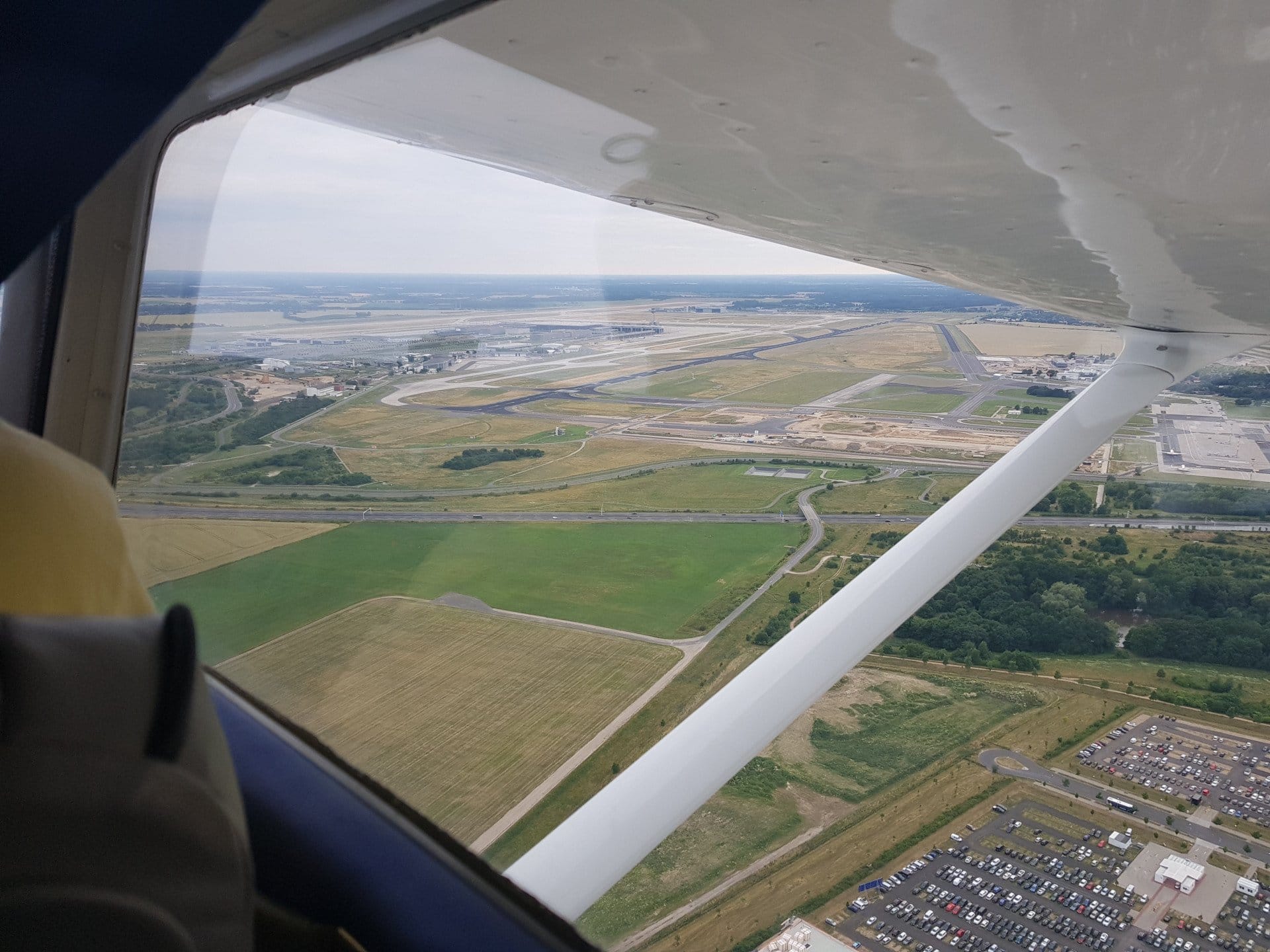 Rundflug über Berlin und Potsdam mit Tiefanflug BER C152