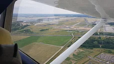 Rundflug über Berlin und Potsdam mit Tiefanflug BER C152