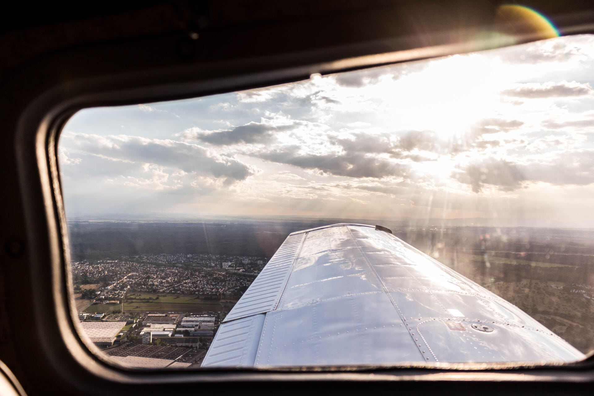 Rundflug über Frankfurt und Umgebung: Skyline, Main und Rheintal aus der Vogelperspektive