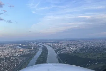 Einflug nach Wien über Klosterneuburg mit Donau und Stiftskirche.