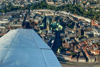 Der Marktplatz Bremen mit dem imposanten Dom. Bei besonders guten Augen sieht man die Stadtmusikanten