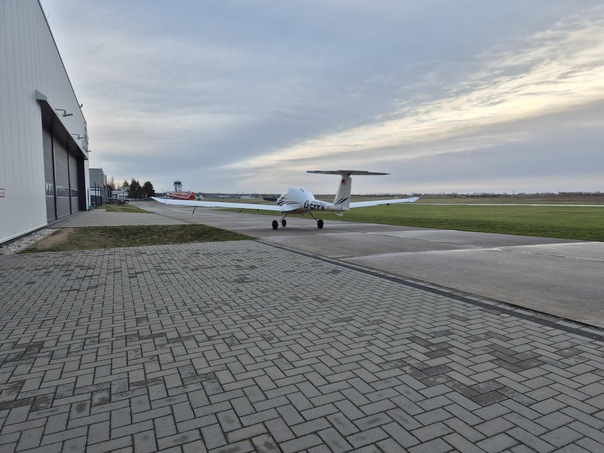 Diamond DA20 vor dem Hangar