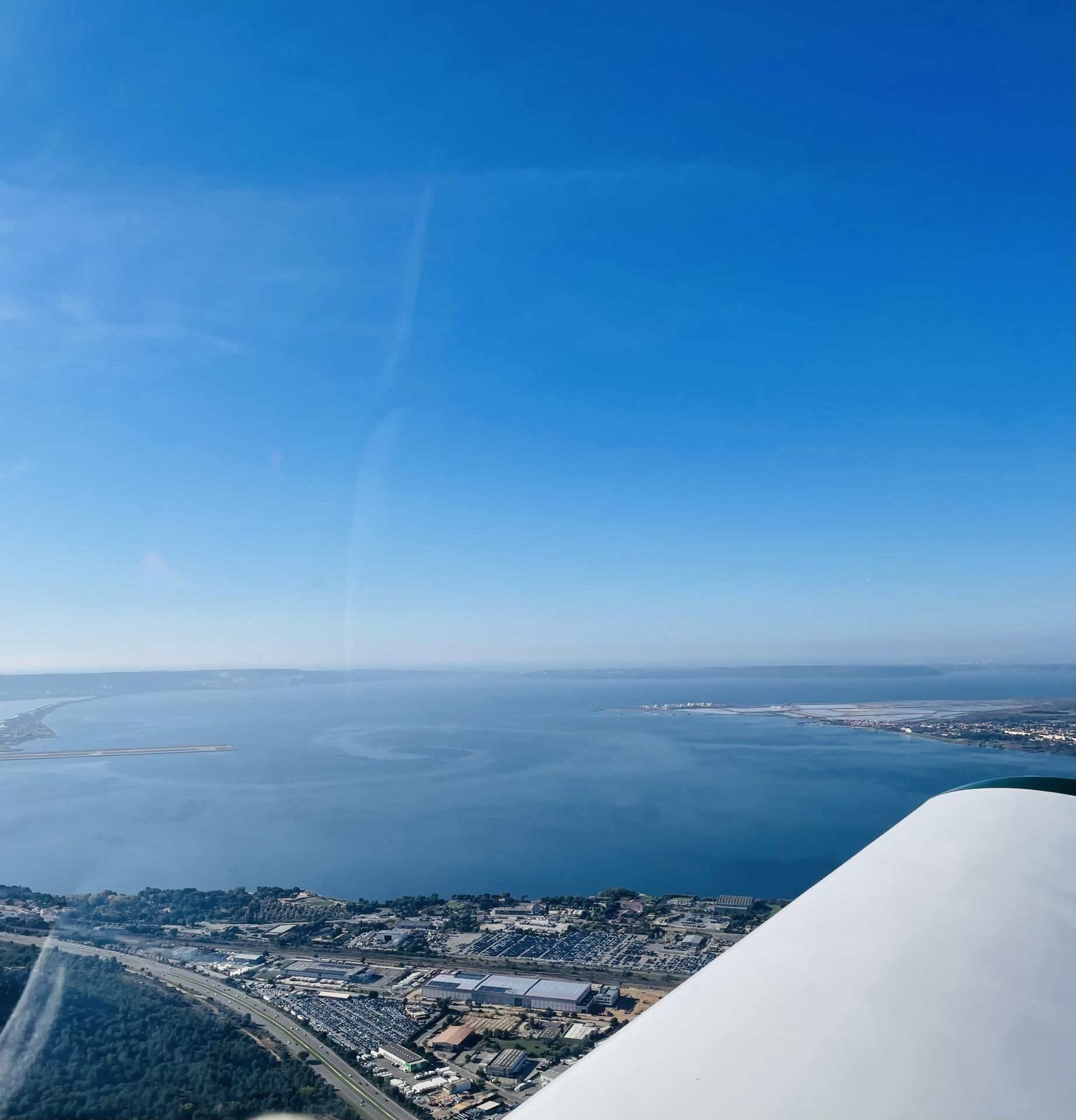 L’arrivée sur l’aéroport Marseille Provence par l’étang de Berre