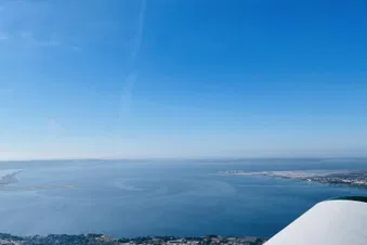 L’arrivée sur l’aéroport Marseille Provence par l’étang de Berre