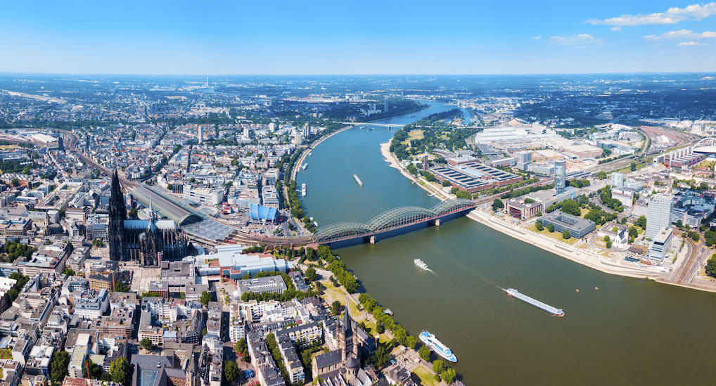 Panoramaflug über Köln: Dom, Rhein und Rheinmetropole aus der Luft erleben