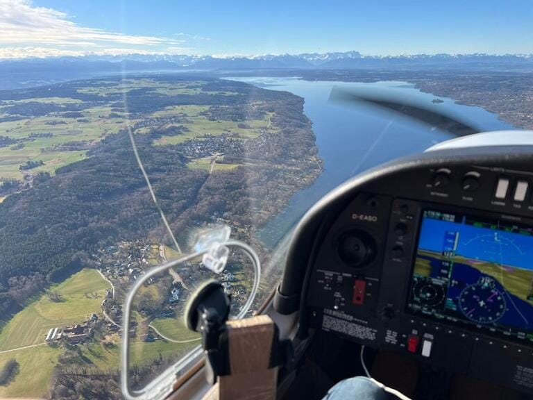 Rundflug über München und Umgebung: Allianz Arena, Olympiapark und bayerische Seen aus der Luft