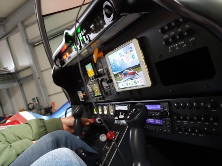 DR-400 modernes Cockpit - fast nagelneues Flugzeug