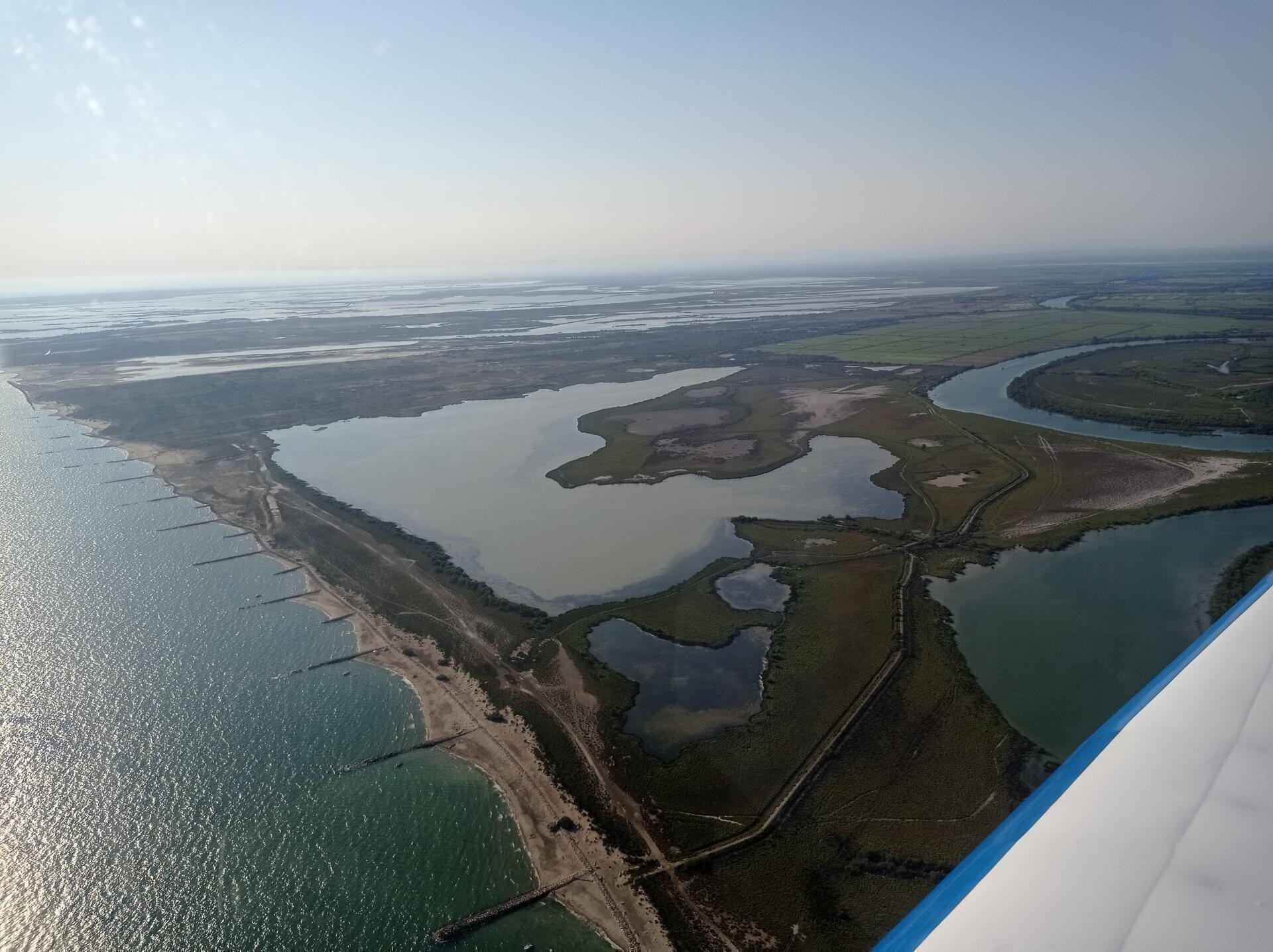 Camargue vue du ciel – étangs, mer et Alpilles