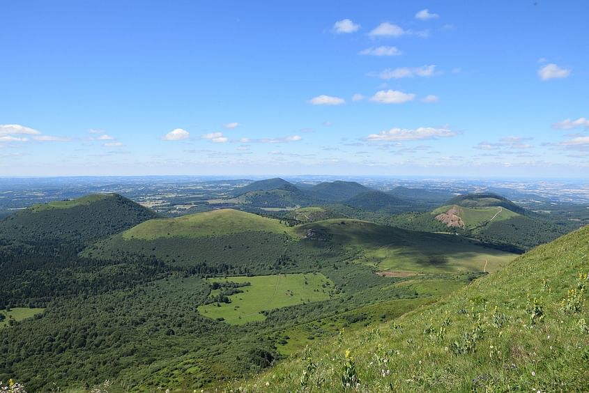 Survol du Puy de Dôme et ses 82 volcans