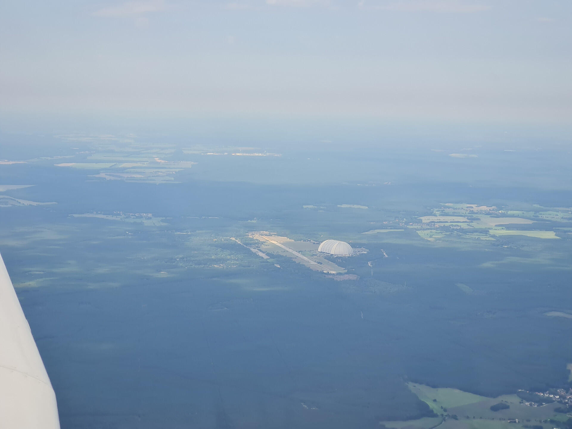 Die ehemalige Cargo Lifter Halle, jetzt Tropical Island