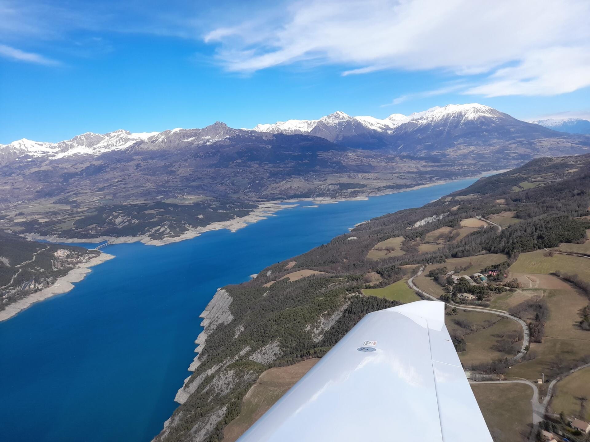 Le lac en hiver, vu depuis l’Ubaye