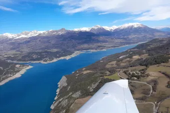Le lac en hiver, vu depuis l’Ubaye