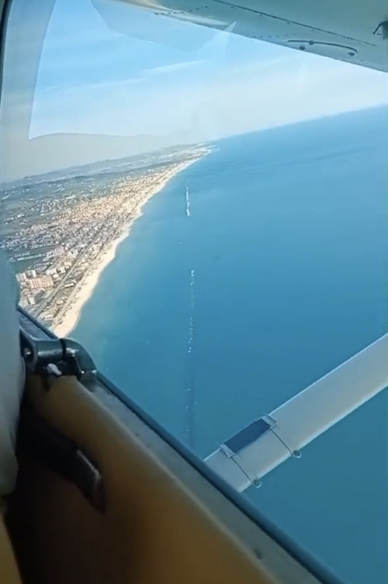 Volo lungo costa Adriatica sul mare