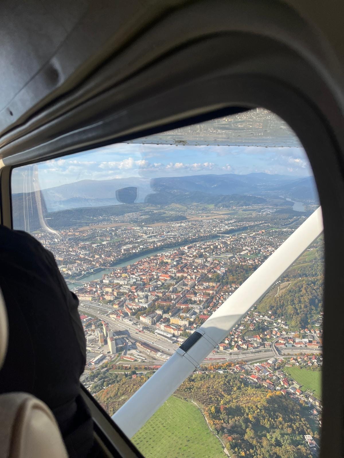Ausblick nach rechts von hinterem Sitzplatz über Marburg.