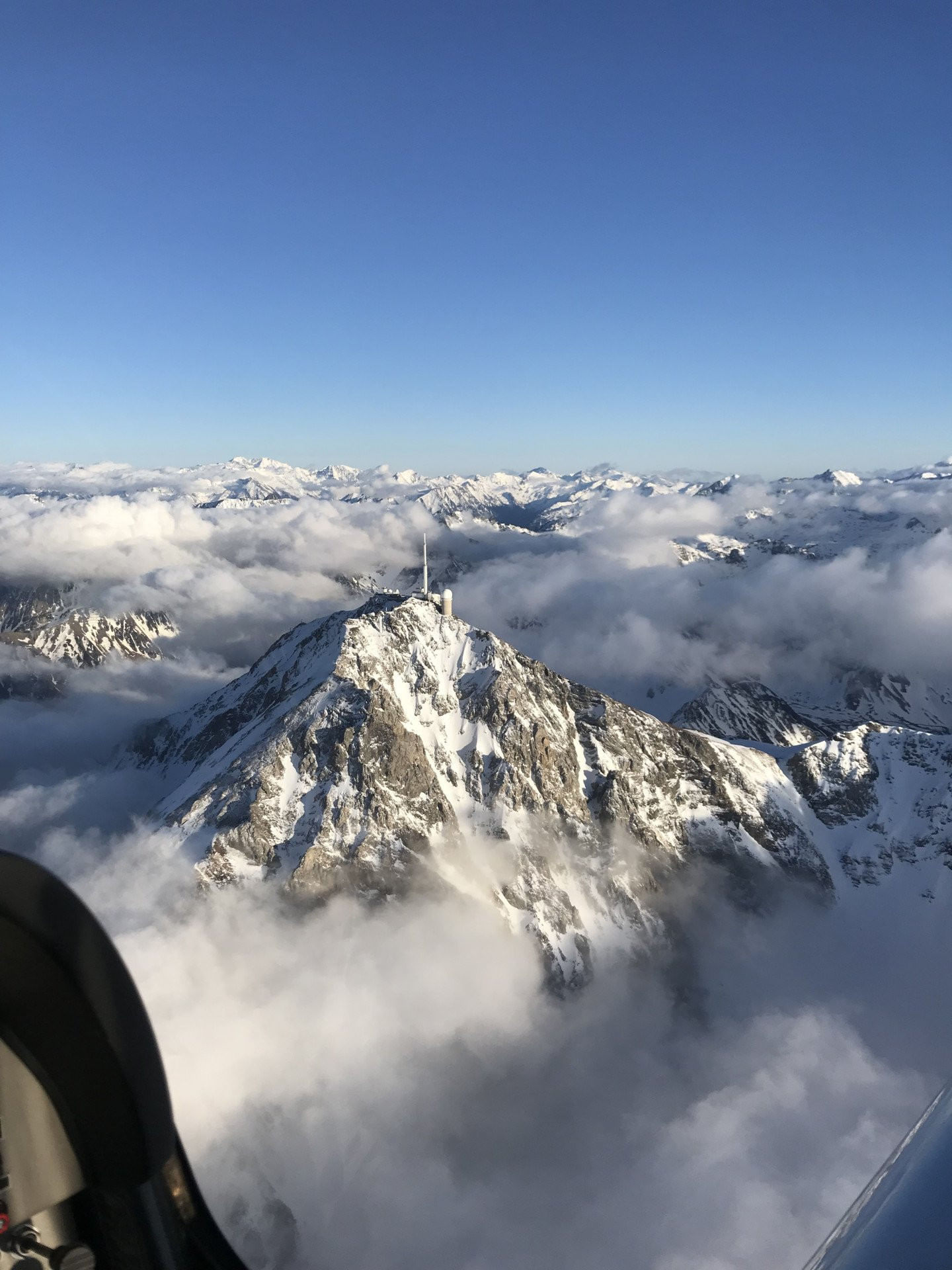 Survol des Pics du midi d'Ossau, de Bigorre et Gavarnie