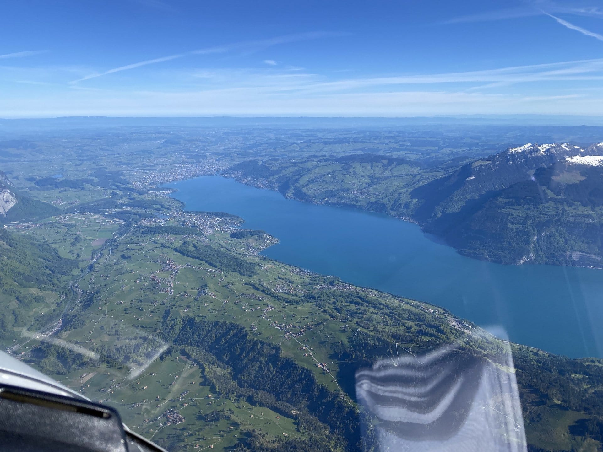 La splendeur des Alpes bernoises depuis Gruyères en avion