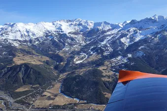 Survol du lac de Serre-Ponçon jusqu'a Guillestre