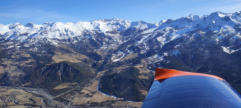 Survol du lac de Serre-Ponçon jusqu'a Guillestre