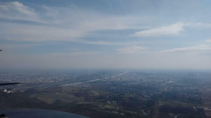 Blick über Wien vom Kahlenberg mit Burg Kreuzenstein