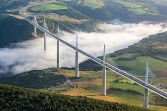 Vol au-dessus du Viaduc de Millau et des Gorges du Tarn