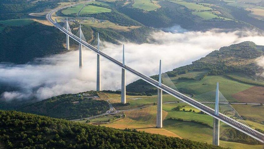 Vol au-dessus du Viaduc de Millau et des Gorges du Tarn