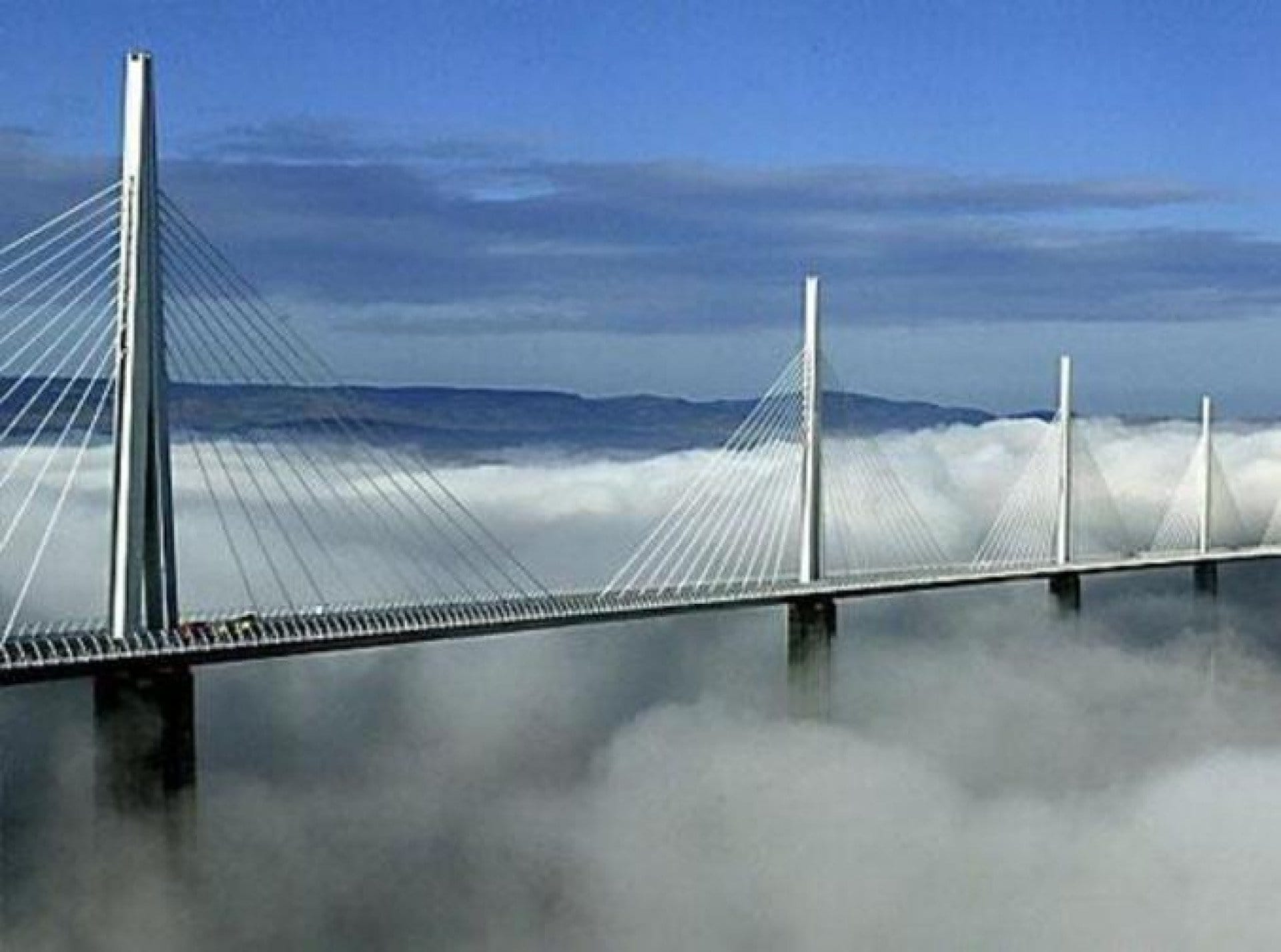 Balade aérienne : Le Viaduc de Millau, le lac du Salagou