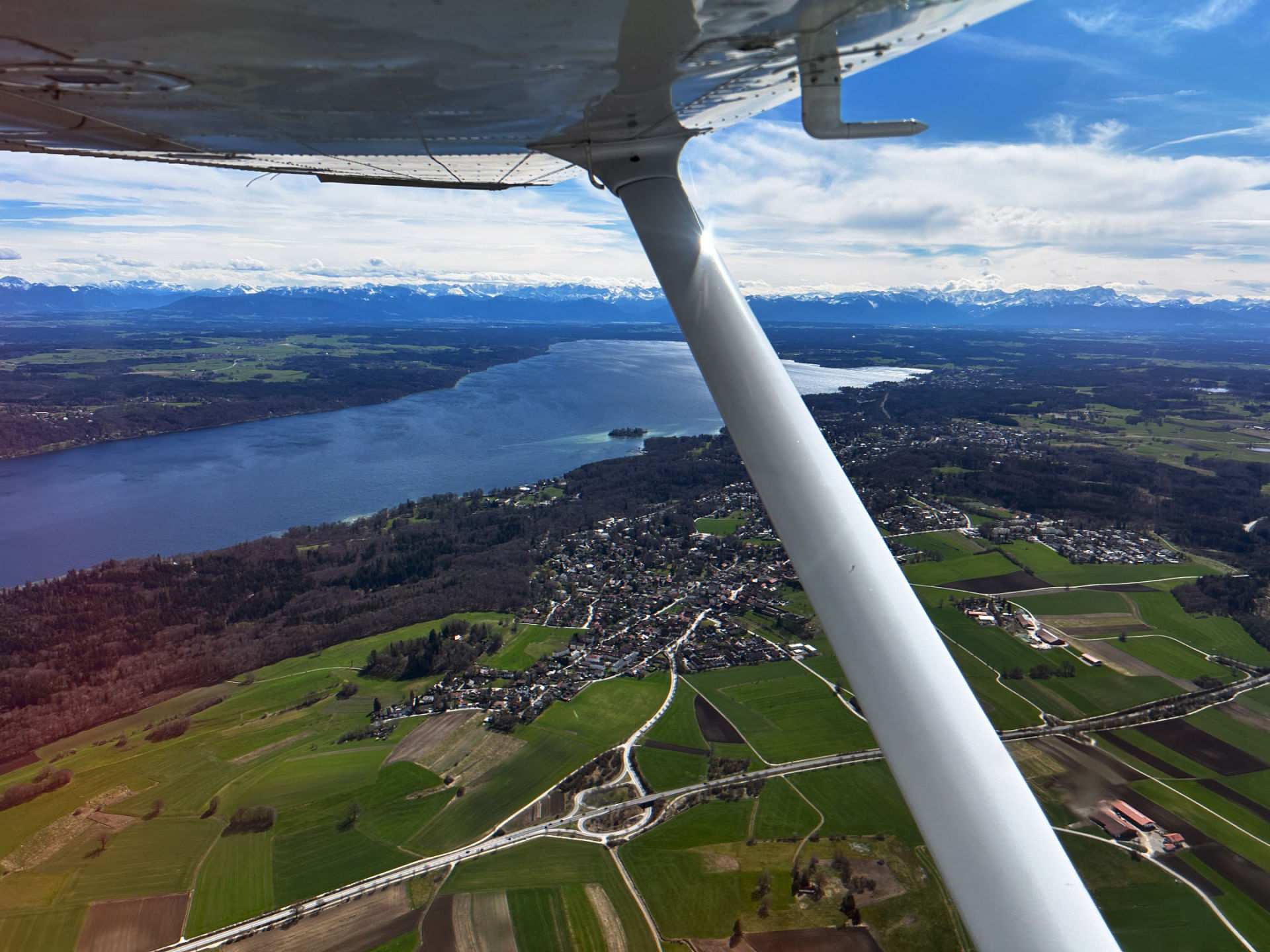 Zum Chiemsee entlang der Alpen