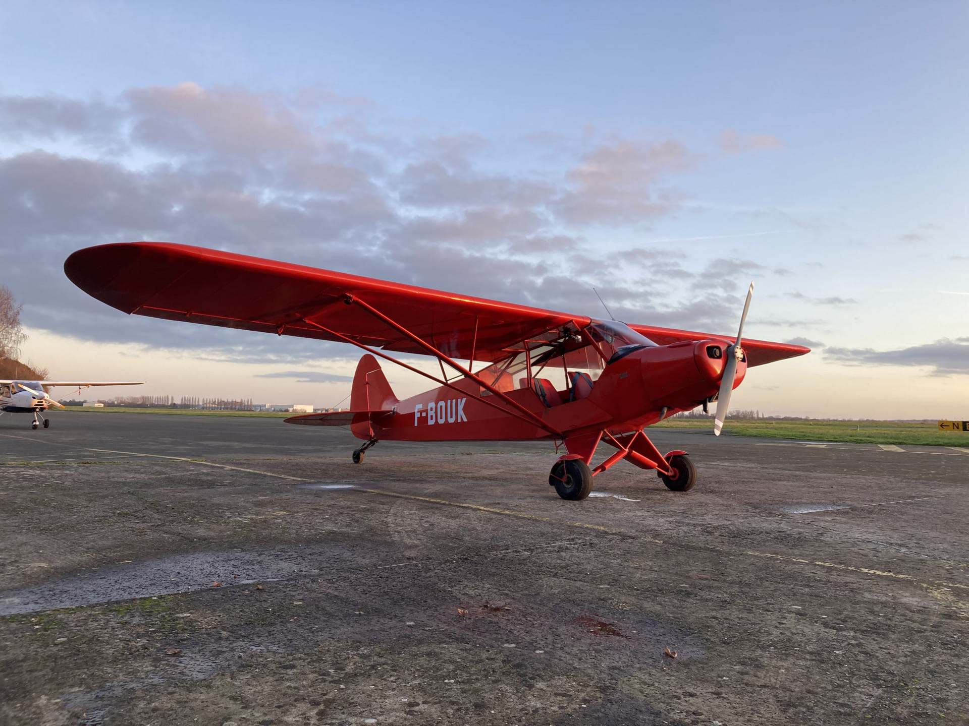 Piper PA19 au couché de soleil