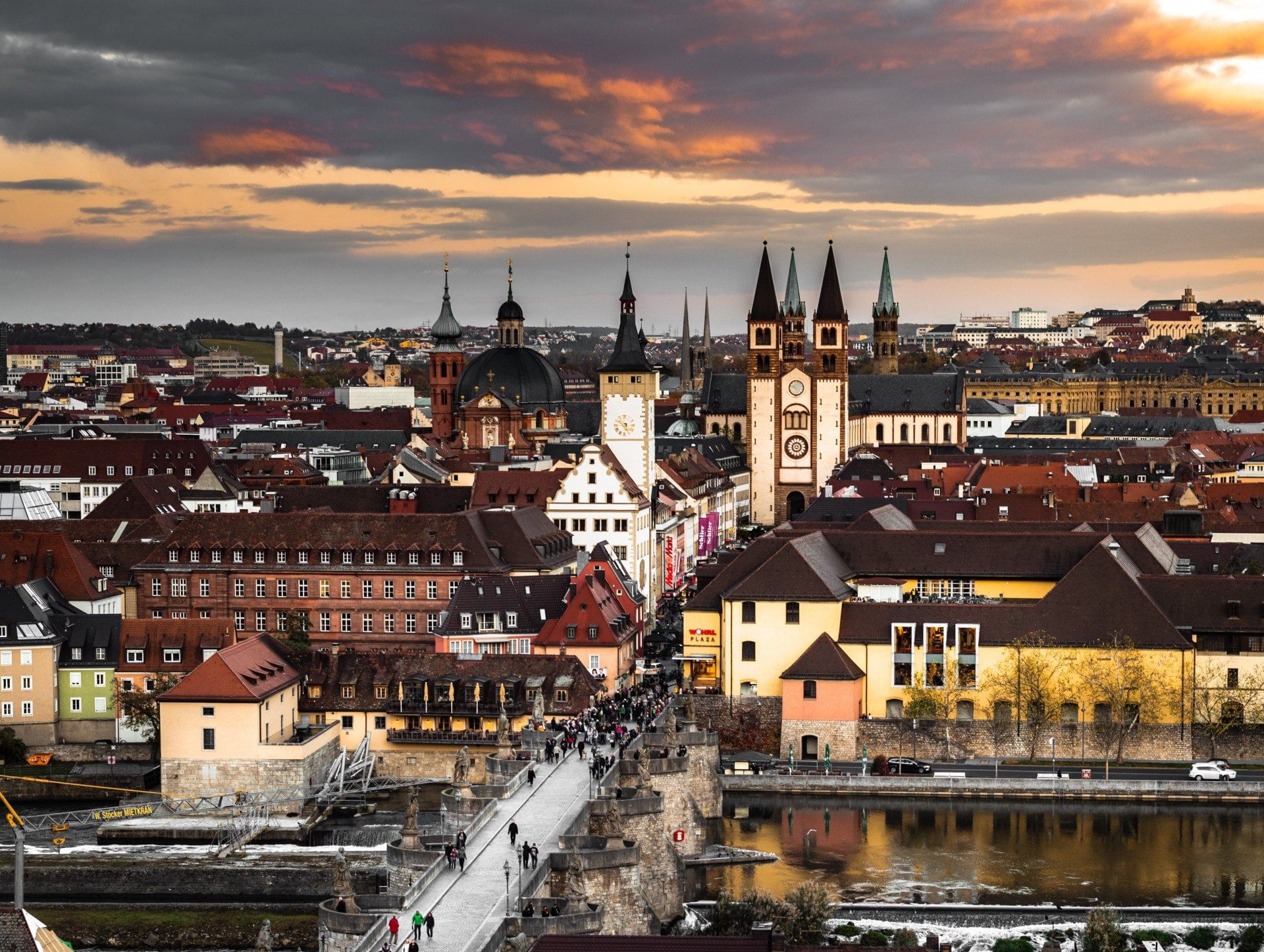 Flug über die schönsten Gegenden an der Mainschleife entlang