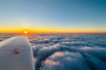 Hoch über den Wolken der Sonne entgegen