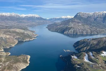Le lac de Serre-ponçon vu du ciel