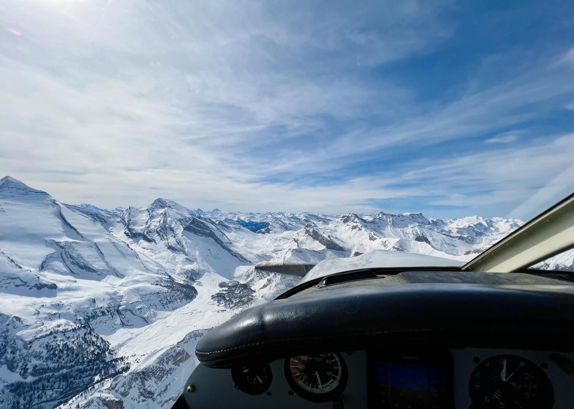 Das Alpenpanorama in der beheizten Kabine geniessen