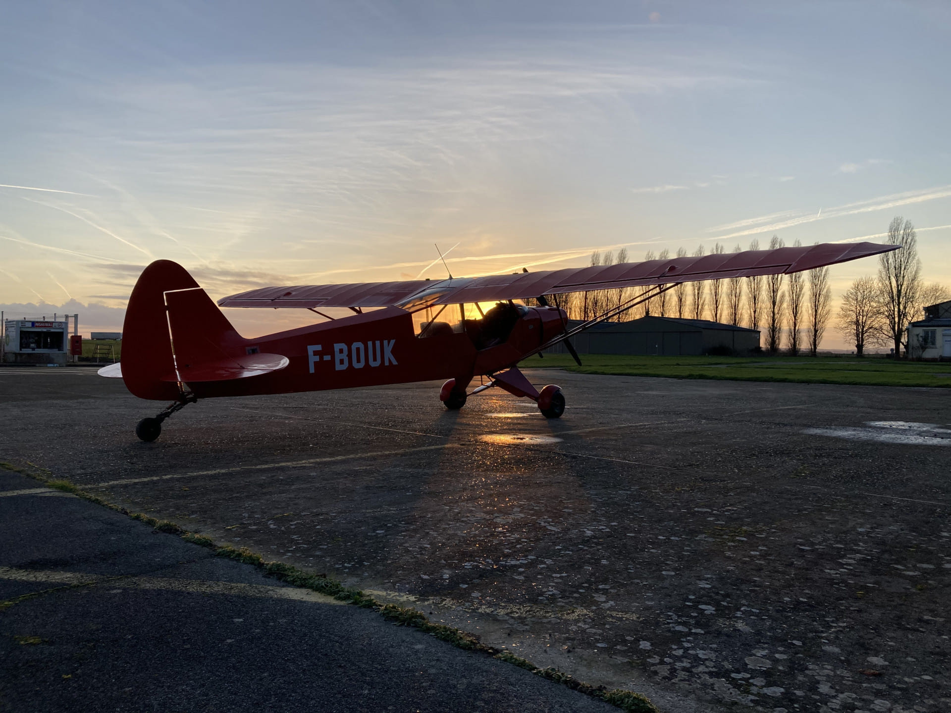 Piper PA19 au couché de soleil